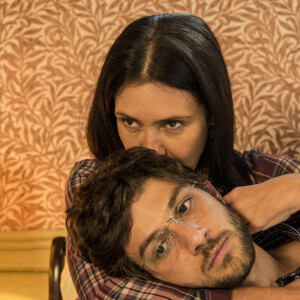 Thelma (Adriana Esteves) invade quarto de Danilo (Chay Suede) e estoura as camisinhas do rapaz na novela 'Amor de Mãe'
