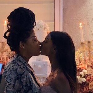 Ludmilla e Brunna Gonçalves trocam beijos em casamento