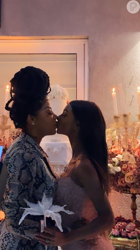 Ludmilla e Brunna Gonçalves trocam beijos em casamento