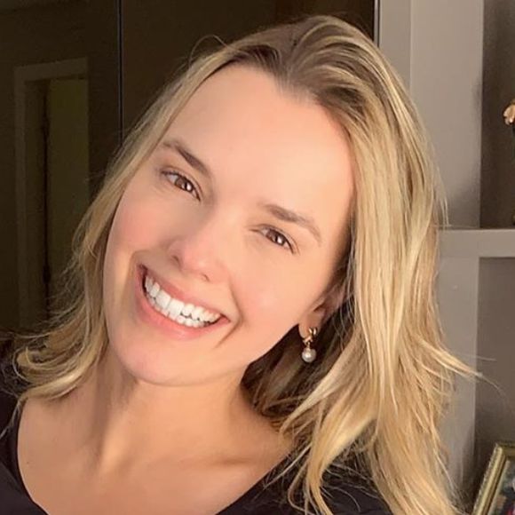 Thaeme Mariôto e a filha, Liz, de quase 8 meses, combinaram look para visitar parque aquático de Fortaleza, no Ceará, nesta terça-feira, 17 de dezembro de 2019