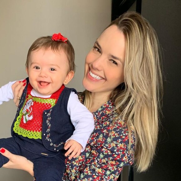 Filha de Thaeme Mariôto, Liz encanta a web nas fotos postadas pela mãe