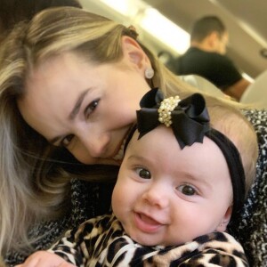 Thaeme Mariôto e a filha, Liz, combinaram look com frequência