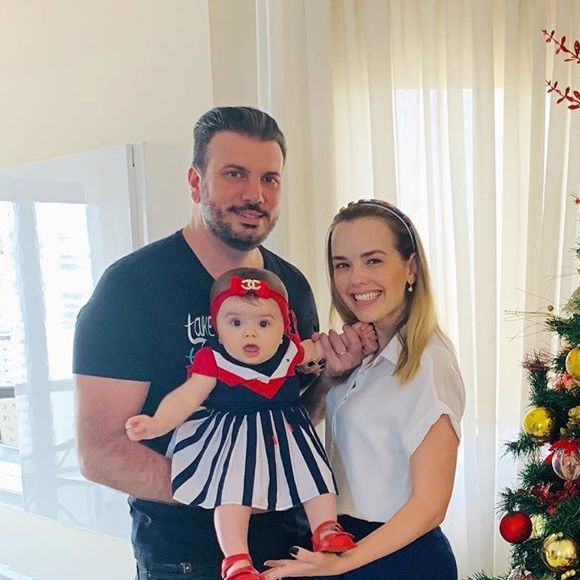 Thaeme Mariôto vai passar o primeiro Natal com a filha, Liz, de quase 8 meses