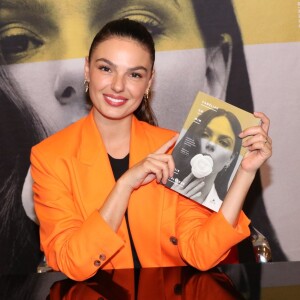 Isis Valverde dedicou o livro à avó materna, Manuelina