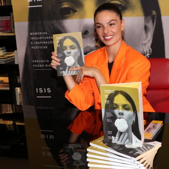 Isis Valverde chorou ao falar sobre a importância da avó em sua vida: 'Não consigo nem falar, é para ela! Ela foi uma mulher muito forte e me inspirou muito'