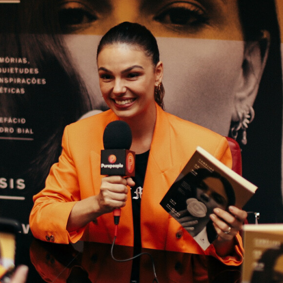 Com look oversized, Isis Valverde se emociona ao lançar livro: 'À minha avó'