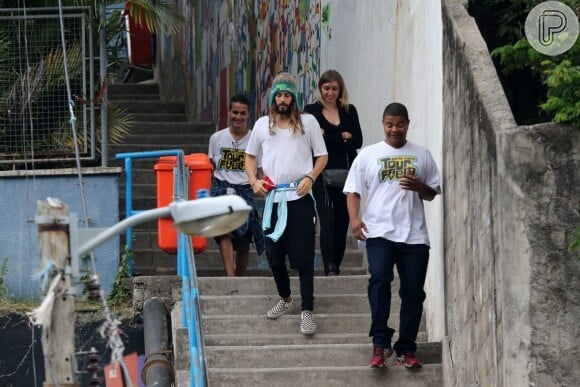 Jared Leto visita o morro Dona Marta, no Rio