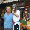 Durante passeio no Rio, Jared Leto ainda comeu uma banana