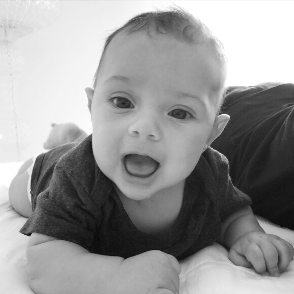 Filho de Carol Dantas, Valentin faz caras e bocas para foto e encanta a web em publicação nesta quarta-feira, dia 18 de dezembro 2019