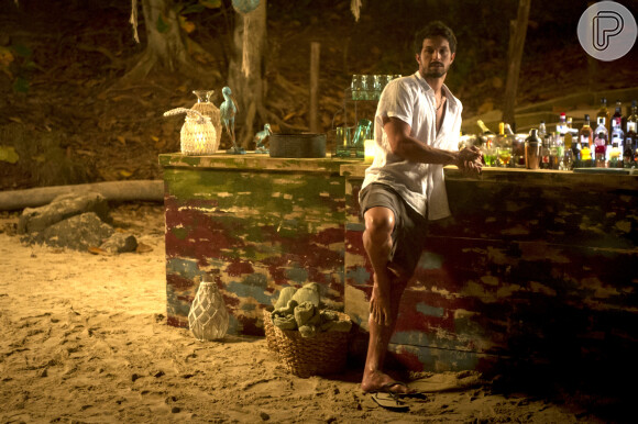 Para se vingar de Marcos (Romulo Estrela), Diogo (Armando Babaioff) planta um pacote de cocaína no bar do rapaz na novela 'Bom Sucesso'