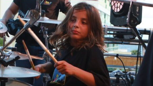 Filho de Ivete Sangalo arrasa na percussão em novo clipe da mãe: 'Toca demais!'
