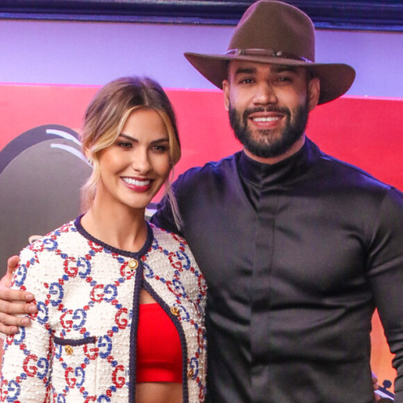 Gusttavo Lima pede ajuda de Andressa Suita com look em vídeo na madrugada de sábado, dia 21 de dezembro de 2019