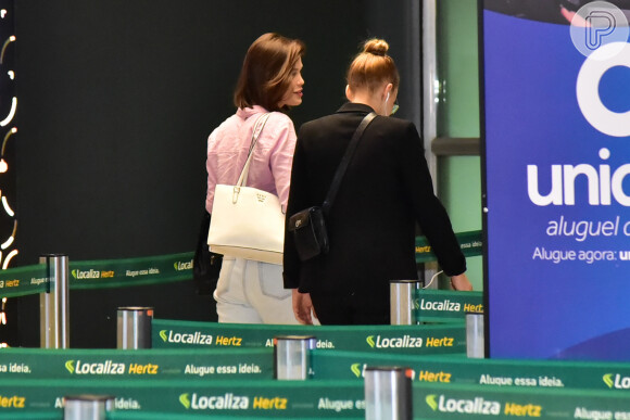 Vitória Strada e a namorada, Marcella Rica, foram clicadas ao embarcarem no aeroporto de Congonhas nesta segunda-feira, 23 de dezembro de 2019