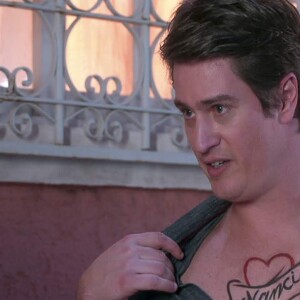Waldisney (Pedro Lemos) faz uma tatuagem no peito para provar seu amor por Nancy (Rafaela Ferreira) na novela 'As Aventuras de Poliana'