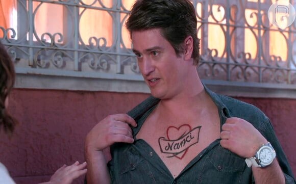 Waldisney (Pedro Lemos) faz uma tatuagem no peito para provar seu amor por Nancy (Rafaela Ferreira) na novela 'As Aventuras de Poliana'