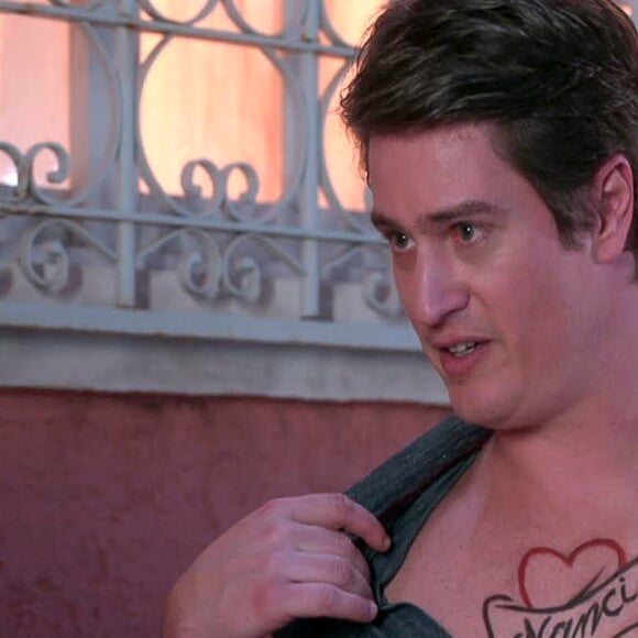 Waldisney (Pedro Lemos) faz uma tatuagem no peito para provar seu amor por Nancy (Rafaela Ferreira) na novela 'As Aventuras de Poliana'