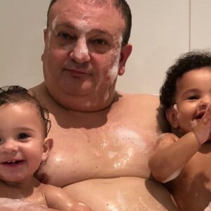 Erick Jacquin apareceu em fotos divertidas com os gêmeos em post da mulher, Rosângela Jacquin