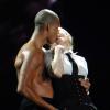Madonna e Brahim se beijam durante show da 'MDNA Tour' em Porto Alegre. O shor aconteceu em dezembro de 2012