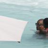 Brahim é flagrado ao cuidar de Mercy em piscina de hotel no Rio, em dezembro de 2012