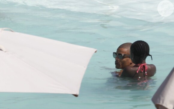 Brahim é flagrado ao cuidar de Mercy em piscina de hotel no Rio, em dezembro de 2012