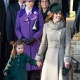 Kate Middleton e o filha, Charlotte, combinaram o tom dos looks: o sobretudo da menina era verde da mesma paleta que o chapéu, clutch e scarpin da mãe