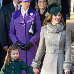 Kate Middleton e o filha, Charlotte, combinaram o tom dos looks: o sobretudo da menina era verde da mesma paleta que o chapéu, clutch e scarpin da mãe