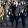 Príncipe George e Charlotte participaram pela primeira vez da missa natalina com os pais, Kate Middleton e William