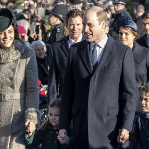 Príncipe George e Charlotte participaram pela primeira vez da missa natalina com os pais, Kate Middleton e William