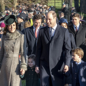 Príncipe George e Charlotte estreiam em evento natalino