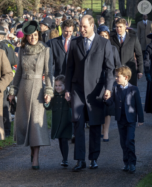 Príncipe George e Charlotte estreiam em evento natalino