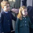Príncipe George, de 6 anos, e Charlotte, de 4, estavam atentos e curiosos na estreia em evento natalino