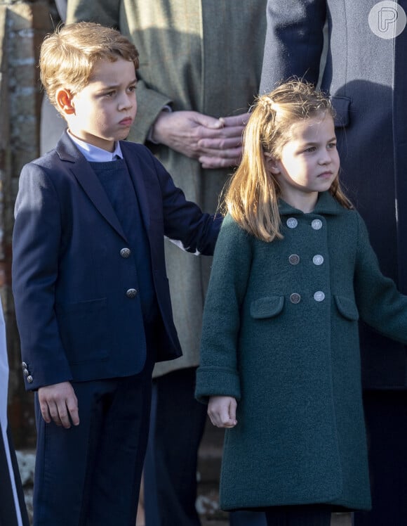 Príncipe George, de 6 anos, e Charlotte, de 4, estavam atentos e curiosos na estreia em evento natalino