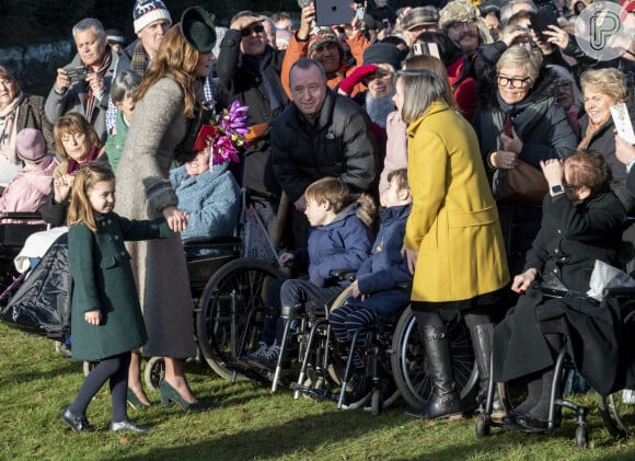 Kate Middleton e a filha, Charlotte, conversaram com crianças cadeirantes