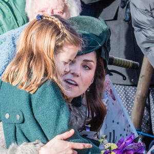 Kate Middleton conversa com a filha, Charlotte, abraçada à menina