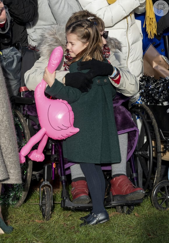 Filha de Kate Middleton e William, Charlotte ganhou um flamingo infláve e cor de rosa