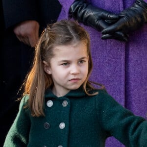 Filha do meio de Kate Middleton, Charlotte usou um casaco avaliado em R$ 750