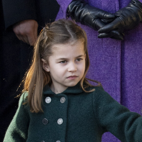 Filha do meio de Kate Middleton, Charlotte usou um casaco avaliado em R$ 750