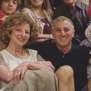 Luciano Huck impressionou web pela semelhança com a mãe, Marta Grostein, em foto de Natal postada pela mulher, Angélica. Na imagem ainda aparecem os pais da apresentadora e os três filhos de Huck e Angélica