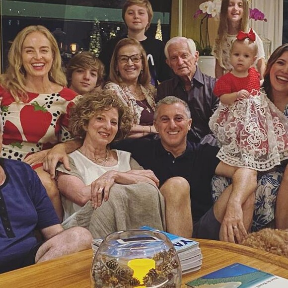 Luciano Huck impressionou web pela semelhança com a mãe, Marta Grostein, em foto de Natal postada pela mulher, Angélica. Na imagem ainda aparecem os pais da apresentadora e os três filhos de Huck e Angélica