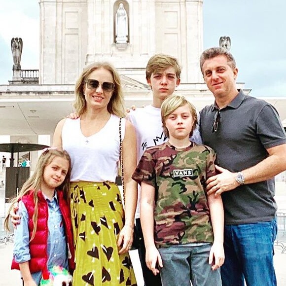 Luciano Huck e Angélica posaram com os filhos em cartão de Boas Festas virtual e sobrenome da apresentadora atrapalhou Caio Castro