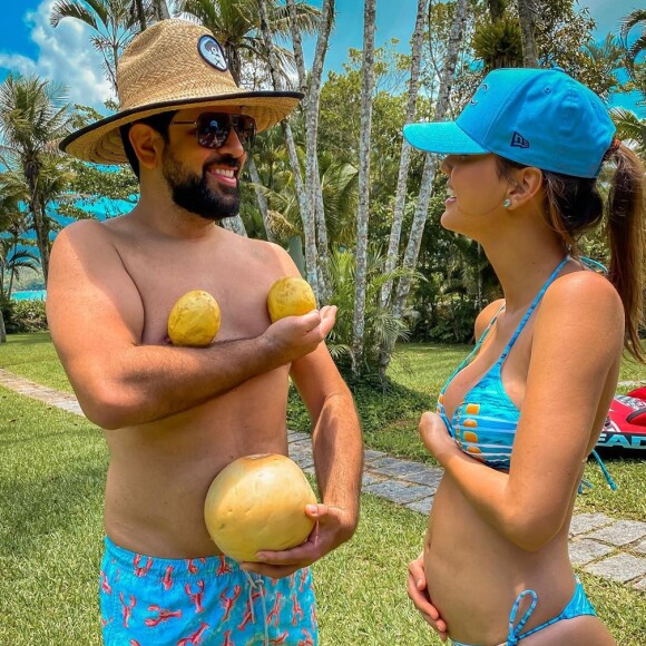 Mulher de Sorocaba, da dupla com Fernando, Biah Rodrigues exibiu barriga de gravidez em foto de biquíni