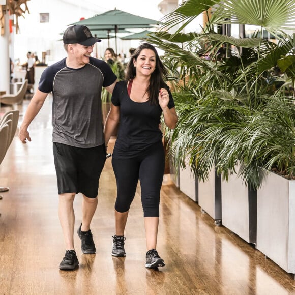 Michel Teló e Thais Fersoza combinam look de academia nesta quinta-feira, dia 26 de dezembro de 2019