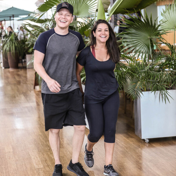 Michel Teló e Thais Fersoza apostam em look preto básico no Rio de Janeiro com look de academia nesta quinta-feira, dia 26 de dezembro de 2019