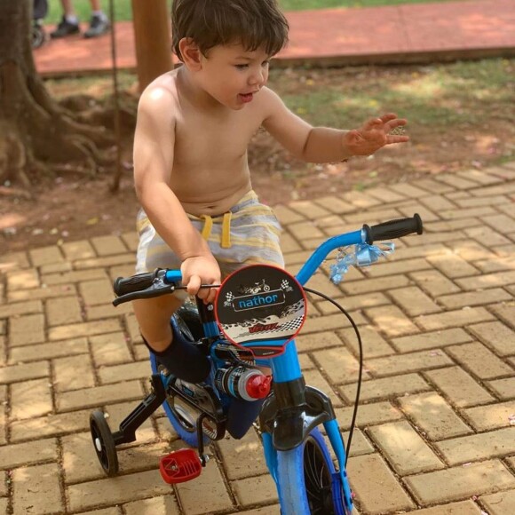 Filho mais velho de Gusttavo Lima, Gabriel viu o treino do pai na academia bem de pertinho