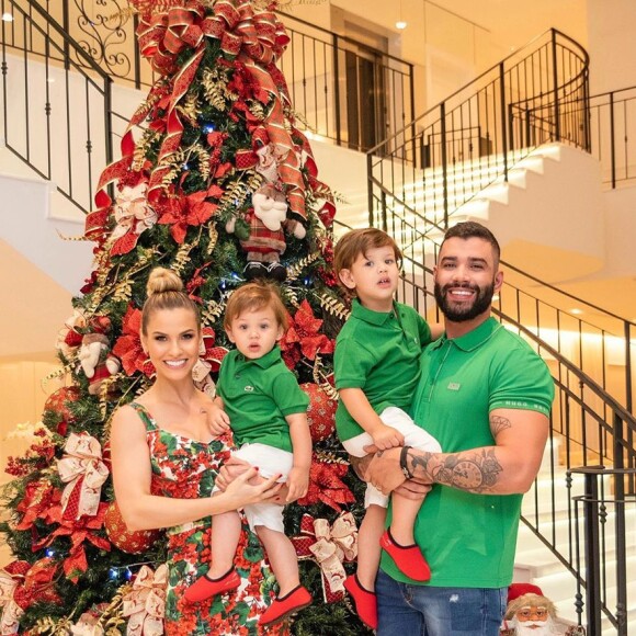 Andressa Suita e Gusttavo Lima comemoraram o Natal com os filhos
