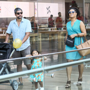 Juliana Alves foi fotografada com a filha e o marido, Ernani Nunes, no shopping Village Mall, na Barra da Tijuca, zona oeste do Rio de Janeiro