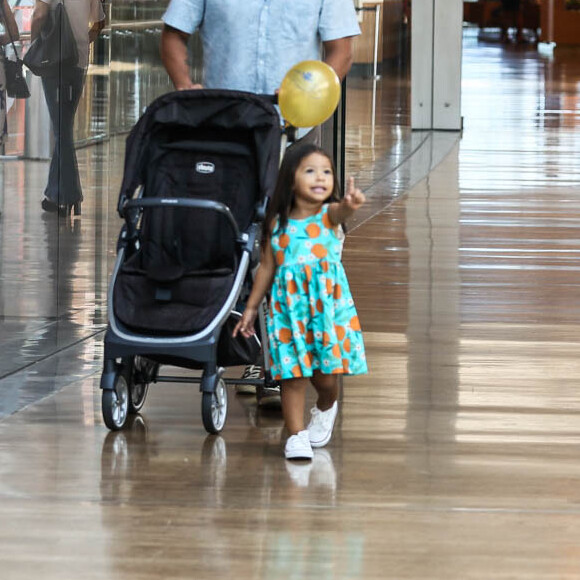 Filha de Juliana Alves, Yolanda chama atenção de vestido estampado em passeio
