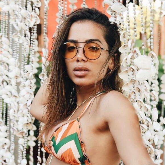 Anitta impressionou a web com um ensaio sensual de biquíni