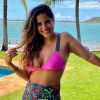 Moda praia: Camilla Camargo elege biquíni com tom rosa vibrante em viagem de ano novo
