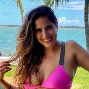 Moda praia: Camilla Camargo elege biquíni com tom rosa vibrante em viagem de ano novo